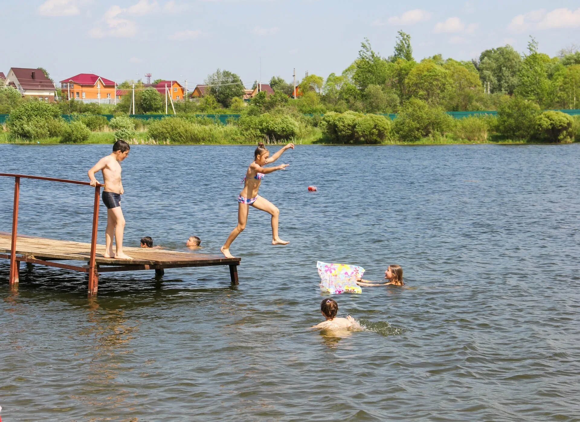 Купание в озере. Купание на речке. Пляж на озере. Пляж на пруду. День когда можно купаться