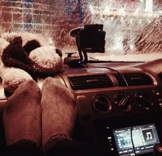 В машине ночью целовались