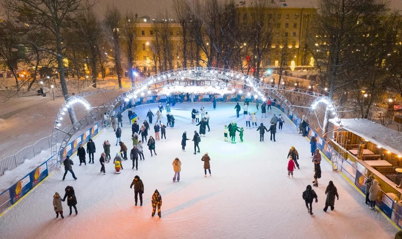 Red square каток. каток в москве на красной площади. гум каток 2022. гум-каток москва. московский каток на красной площади.