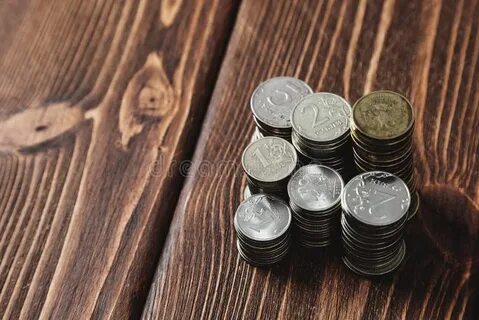 На столе лежит 10 монет
