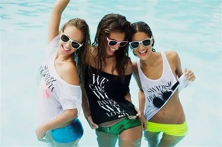Подруги в бассейне. Три девушки в бассейне. С подругами в бассейне с коктейли. Юные подруги в бассейне. Девушки развлекаются в бассейне.
