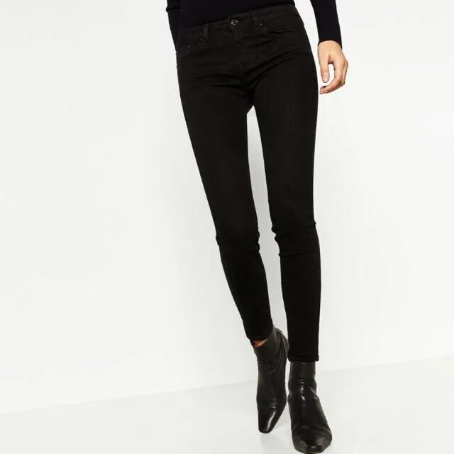 Чёрные джинсы женские. Черные джинсы. Джинсы скинни 2022 женские черные. Покажи черные джинсы. Чёрные обтягивающие джинсы женские.