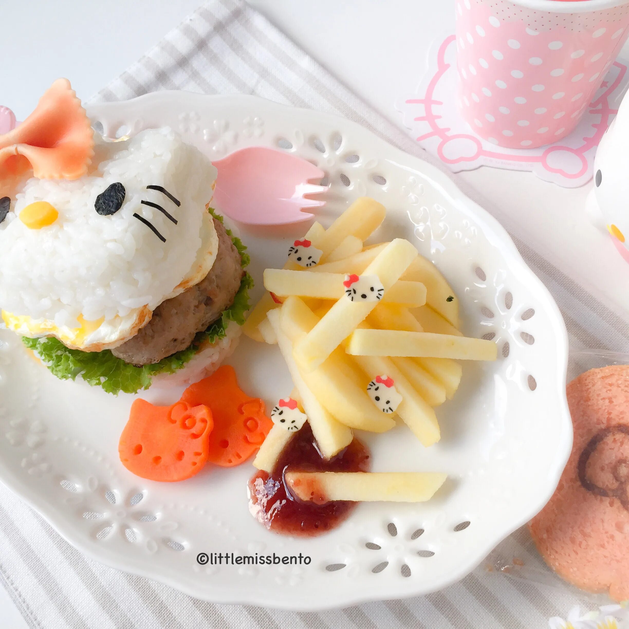 Еду хелло. Hello kitty еда. Блинчики хеллоу китти. Еда хэллоу китти. Миниатюрная еда для hello kitty.