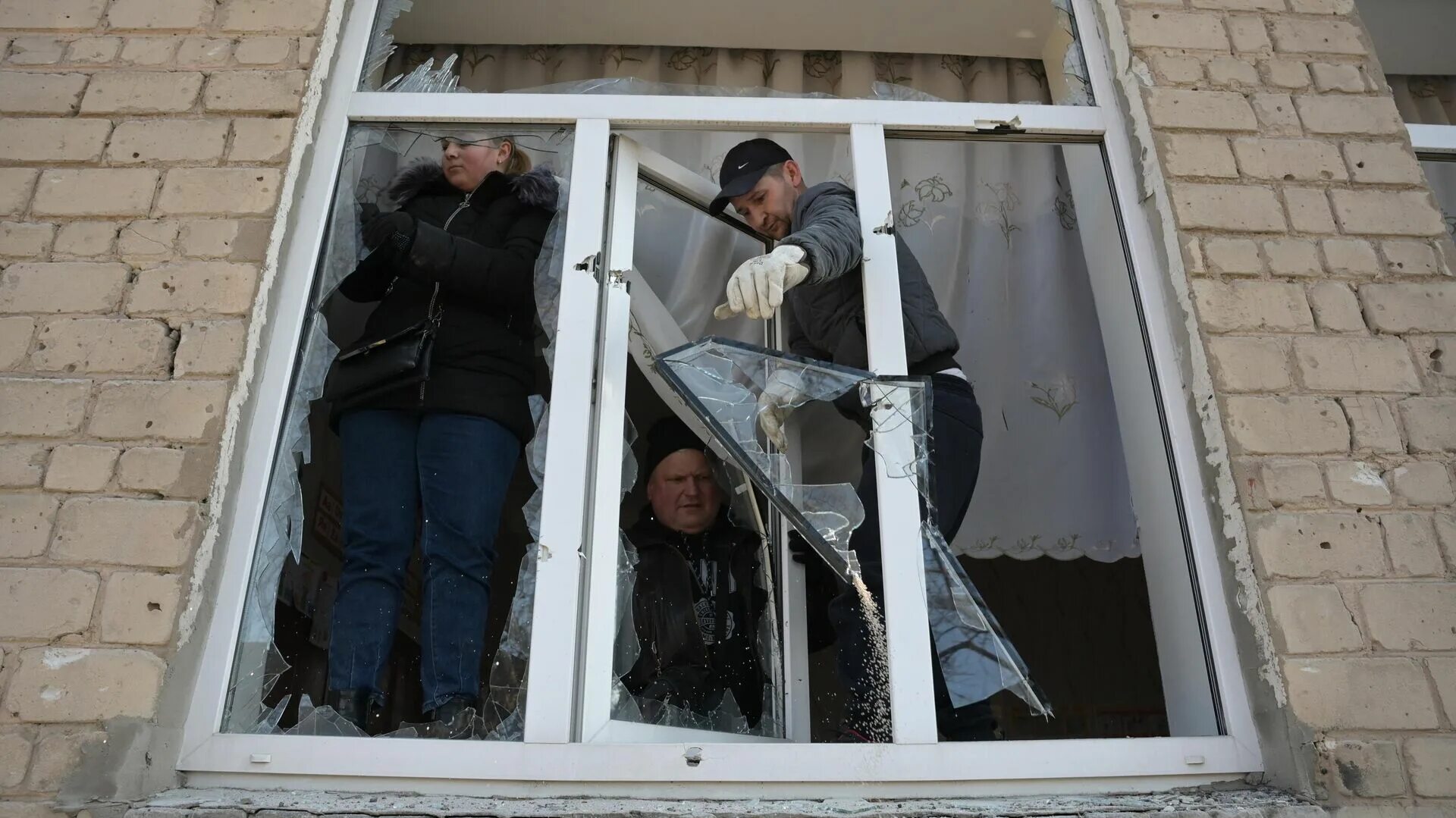 Донецк 24 новости. Школа в донбассе обстрел школы. обстрелянные окна. обстрел донецк 24 февраля 2025.