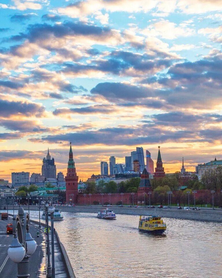 Доброе утро москва. Реки Москвы. Москва река летом. Утро в Москве. Вид на Москву реку.