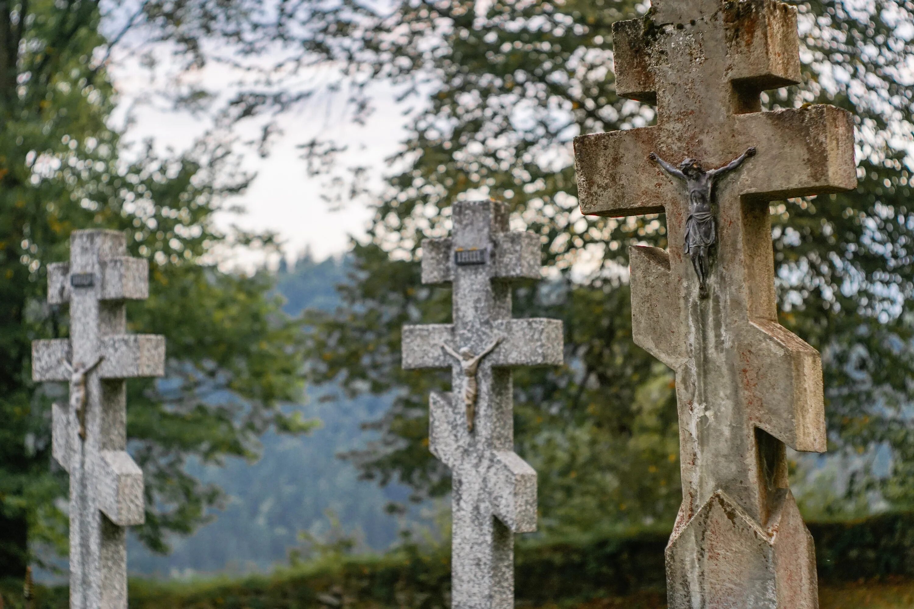 Похороненный крест. Могильный крест на могиле православных. Православный Могильный крест памятник. Православный крест могилт Могильный. Старообрядческий намогильный крест.