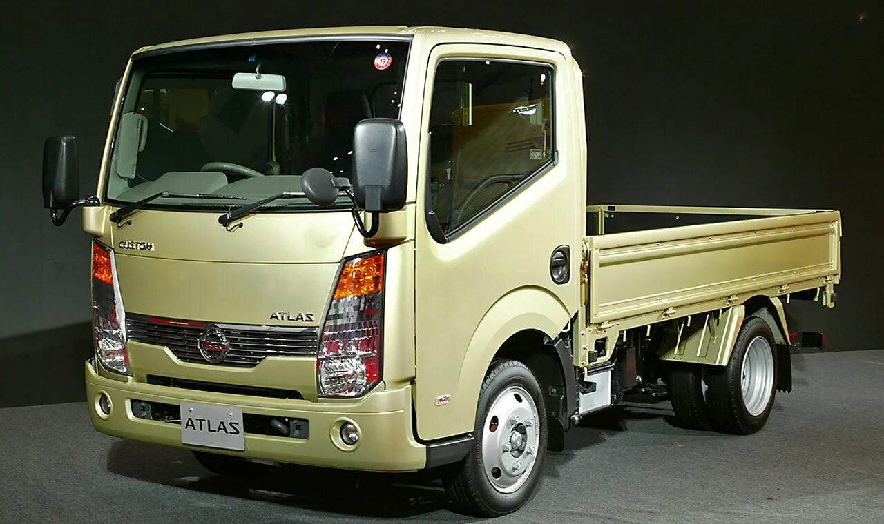 Купить грузовик атлас. Nissan Atlas f24. Nissan Atlas 3.5. Nissan Cabstar f24. Nissan Atlas Truck.