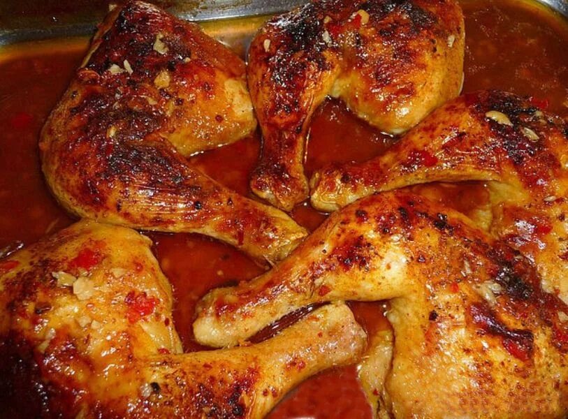 Вкусные жареные окорочка в духовке. Окорочка в духовке. Сколько времени запекать куриные окорочка. Голень куриная в духовке с хрустящей корочкой. Куриные окорочка в духовке.