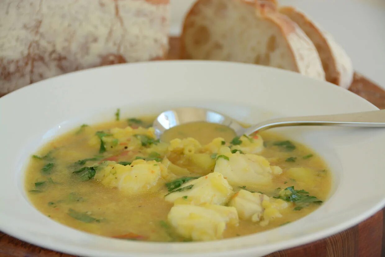 Классический суп из рыбных консервов. Суп с палтусом. Палтус уха. Суп уха с палтусом. Овощной суп без мяса.
