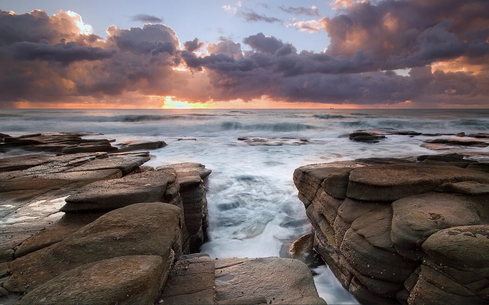 Море камни. Морское побережье. Море камни. Плоский берег. Камни на берегу моря.