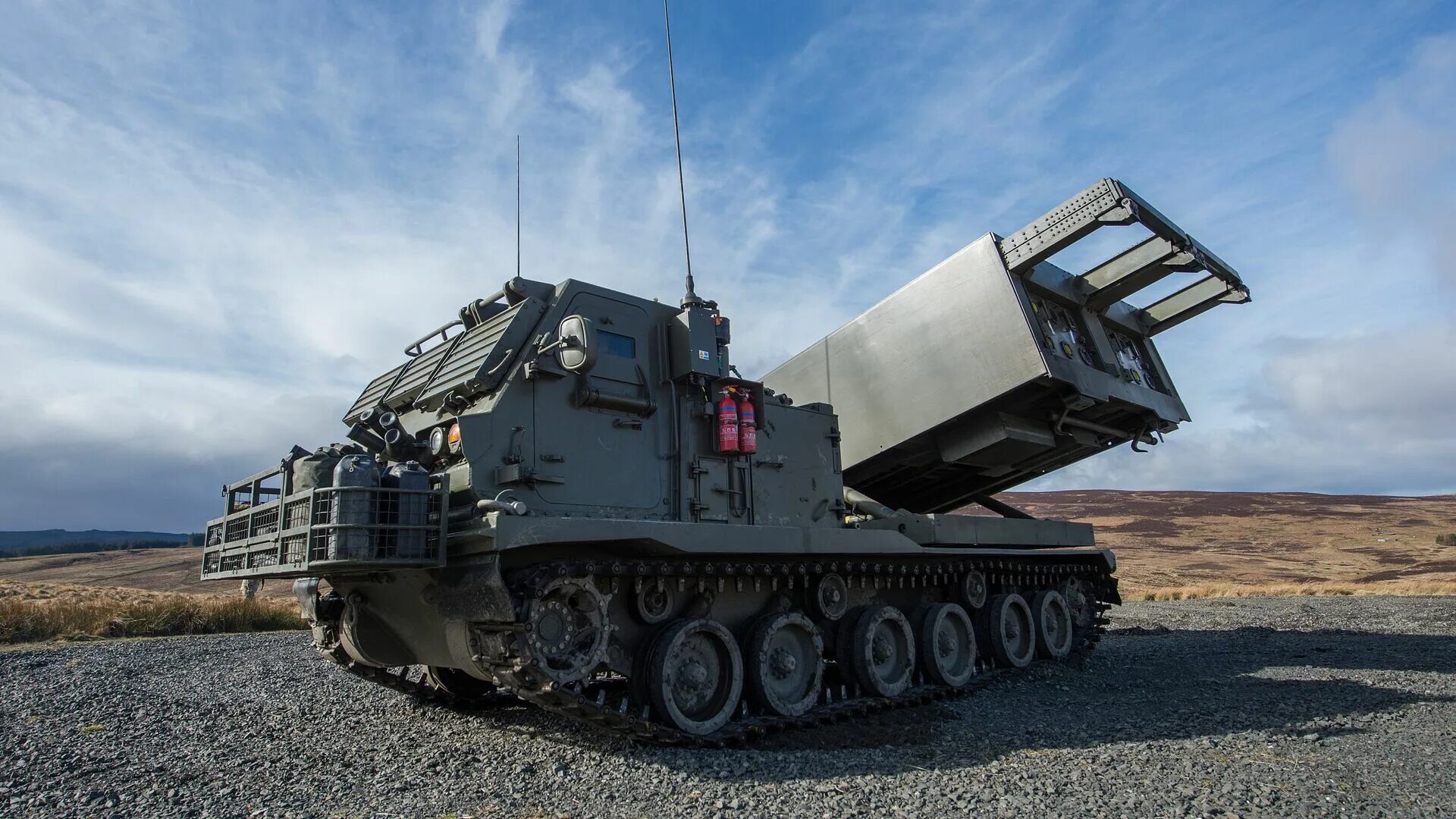 Млрс ракета. Mgm-140 atacms ракета. Рсзо сша m270 mlrs. Рсзо м270 mlrs. Рсзо m270.