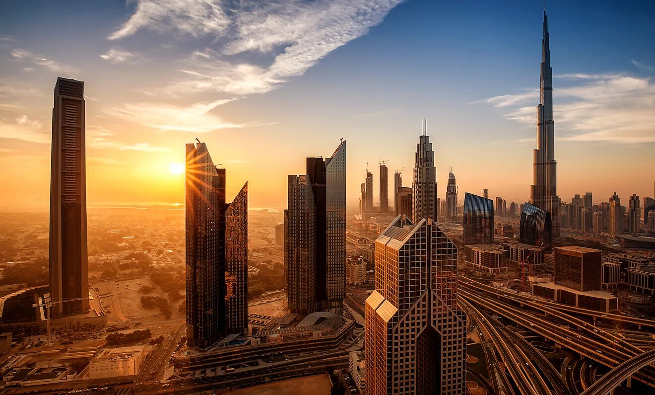 Башня Бурдж Халифа. Район DIFC В Дубае. Даунтаун ОАЭ. Дубай Скайлайн.