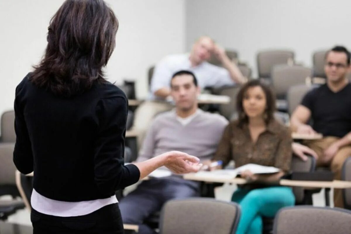 Teacher talking time students talking time. Образование и карьера. Talking to your teacher is. Talking to your teacher is. Учитель здоровается с классом.