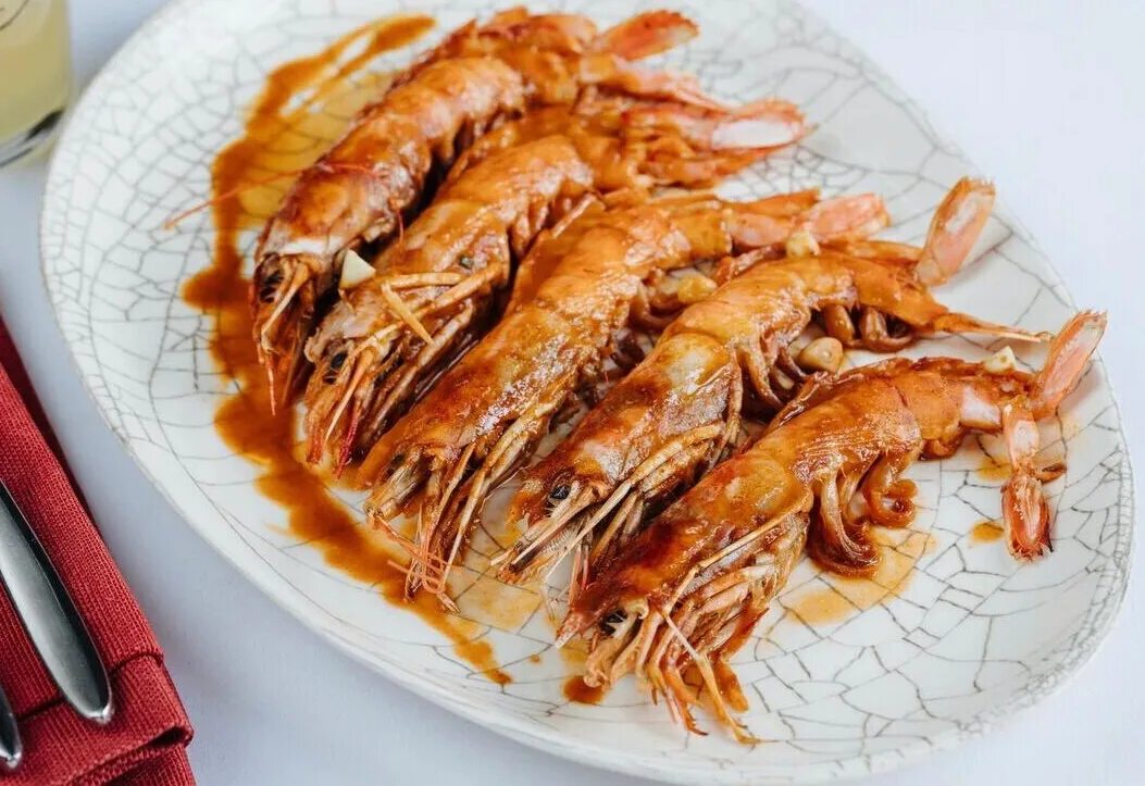 Креветка красная лангустины. Жареные королевские лангустины. Лангустины жареные. Лангустины запеченные в духовке. Средиземноморские лангустины.