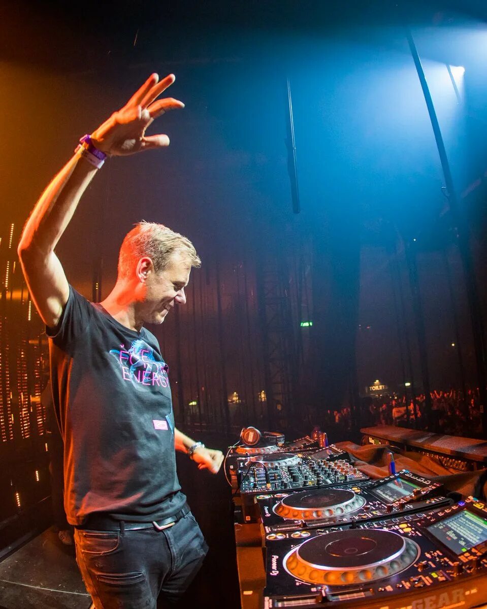 ASOT. A State of Trance. Armin van Buuren Shapov la Resistance. A State of Trance 1044.