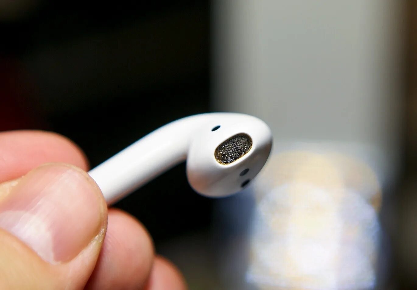 Почему наушник шумит. AIRPODS 2 динамик. Чистка наушников Apple Earpods 2. Грязные наушники AIRPODS. Серые наушники AIRPODS.