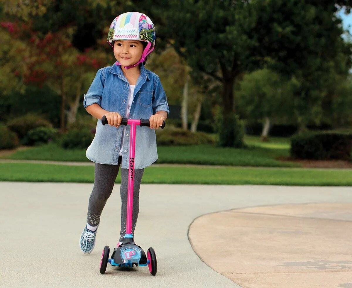 С какого возраста самокат ребенку. Yvolution glider 3 в 1. Детский электросамокат kids scooter. Дети катаются на самокате. Самокат для трехлетнего ребенка.