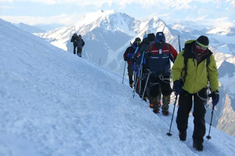 Adventure guide логотип. Adventure guide. Мыс великан сахалин. Плато путорана туристы. Юлово база отдыха.