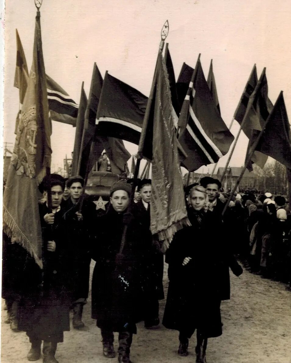7 ноября какой события. День Октябрьской революции 1917. 7 Ноября. 7 Ноября революция. Празднования 7 ноября 1927.