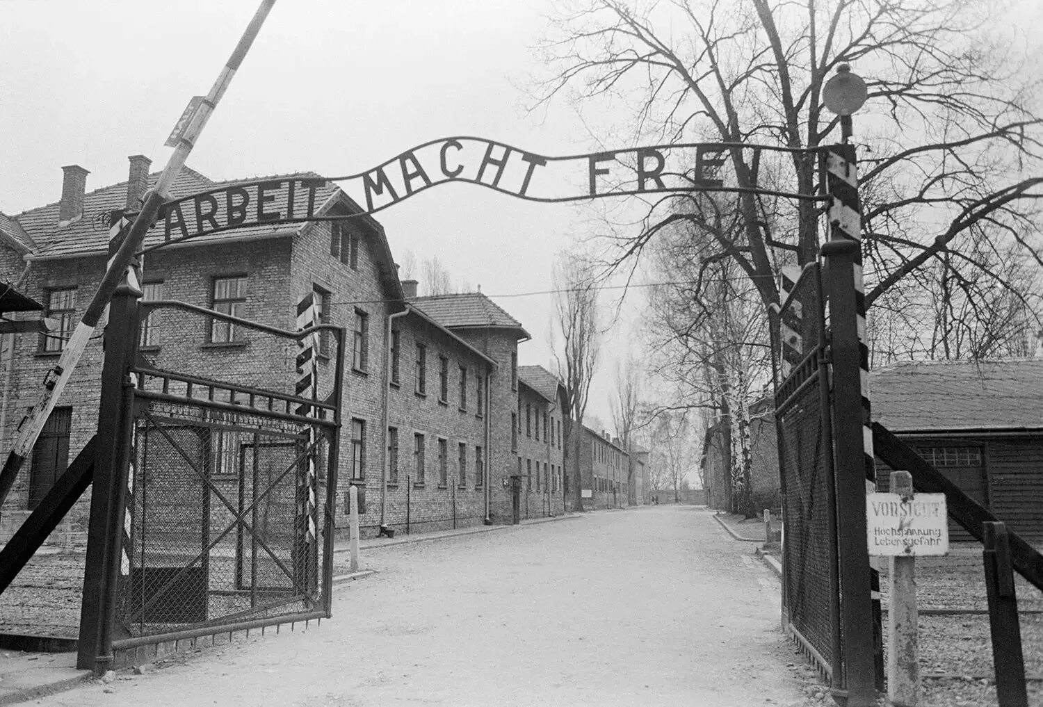 Ворота концлагеря Аушвиц. Ворота лагеря Освенцим. Лагерь Аушвиц-Биркенау в Освенциме труд. Ворота концентрационного лагеря Освенцим.