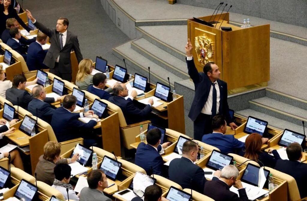 Парламент Госдума. Парламент весело обсуждают. Parliament Russia. Russian parliament