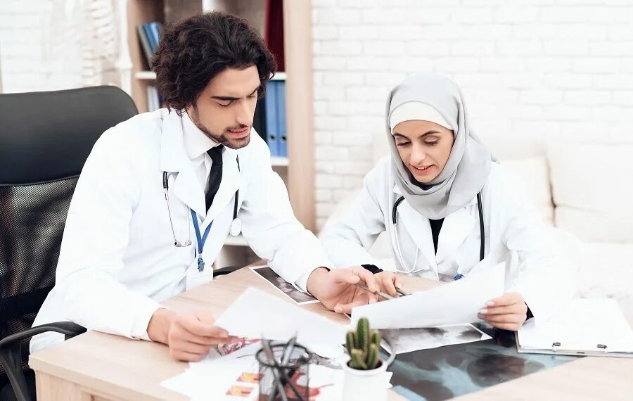 Катар медицина. Врач араб. Арабские медики. Врачи ОАЭ. Медики мусульмане.