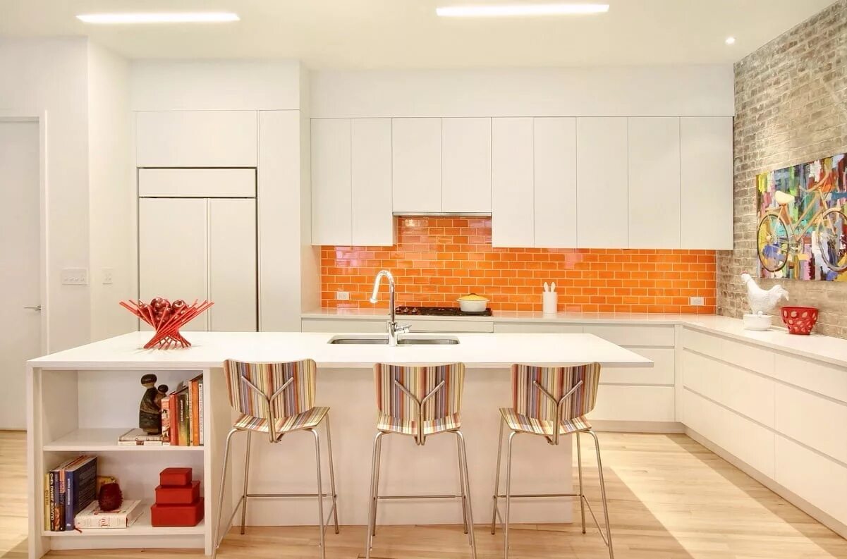 Фартук кухня современный дизайн. Оранжевая кухня в интерьере. Светлая кухня с ярким фартуком. Современная плитка для кухни. Фартук для кухни в интерьере.