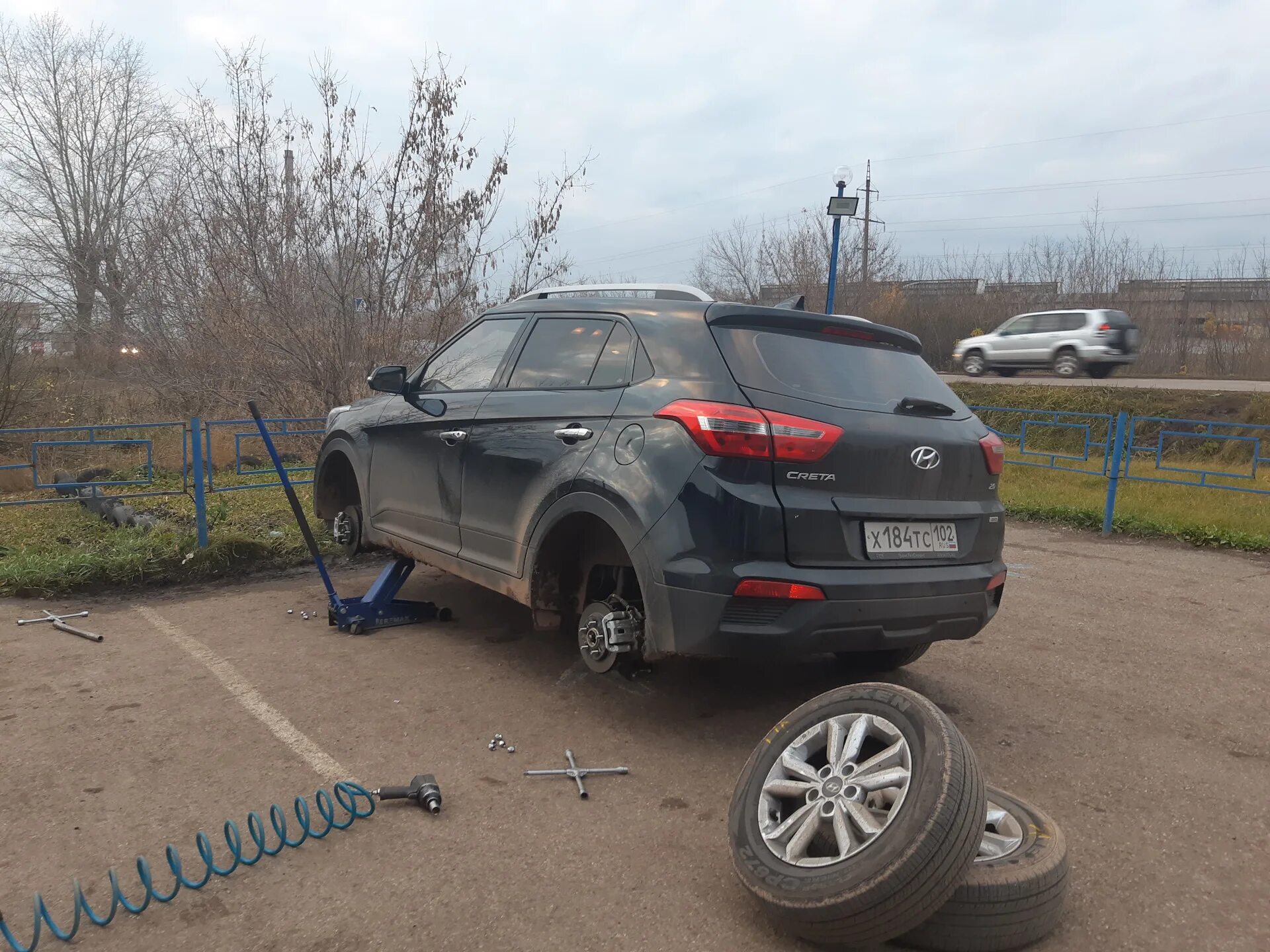Диски hyundai creta r16. Замена колеса хендай крета. Порвало новый опорник хендай крета. Хендай крета разорвало колесо. Зимний пакет на хендай крета.