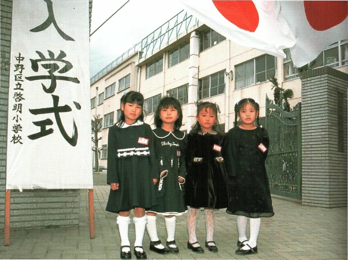 Младшая средняя школа в Японии. Школа Японии 2000. Школа в Японии средняя школа. Образование в Японии начальная школа. Школа японской мамы