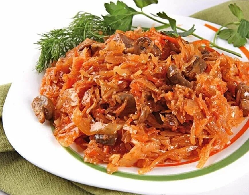 Тушеная капуста. Тушеная капуста с мясом. Тушеная капуста с говядиной. Капуста тушеная с мясным фаршем.