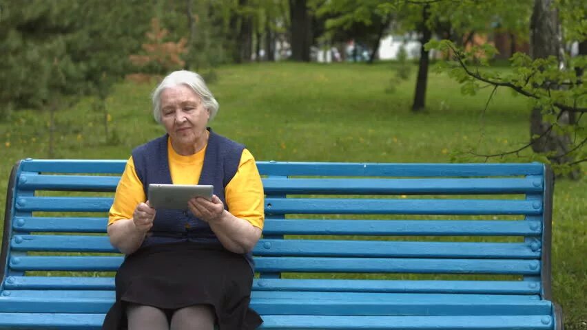 Grandmas sit in Bench. Девушка sit on granny. Бабушка использует для защиты. My granny can