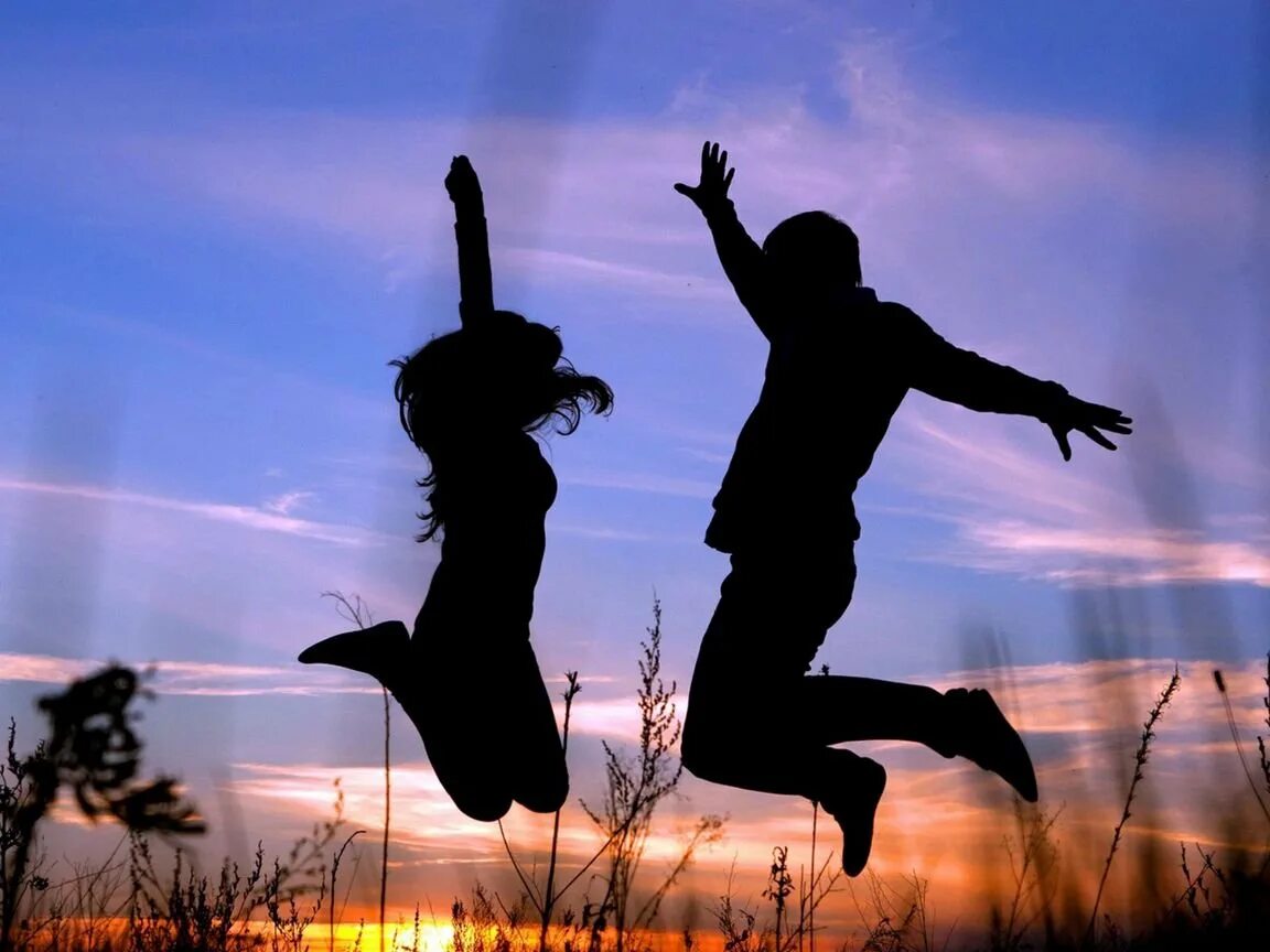 Танцы на берегу песня. Танцует на закате. Девушка в прыжке. Друзья на закате. Люди танцуют.