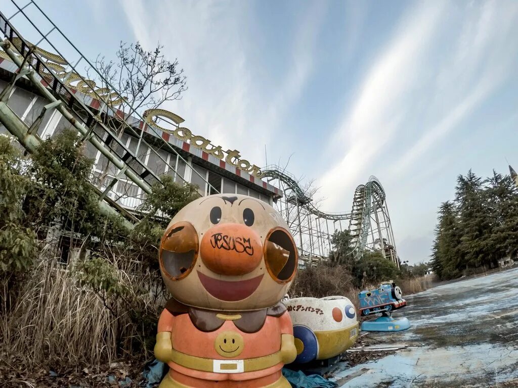 Nara Dreamland заброшенный парк. Заброшенный парк Дисней 1976. Заброшенный парк Диснейленд 1976. Заброшенный парк аттракционов в Японии.