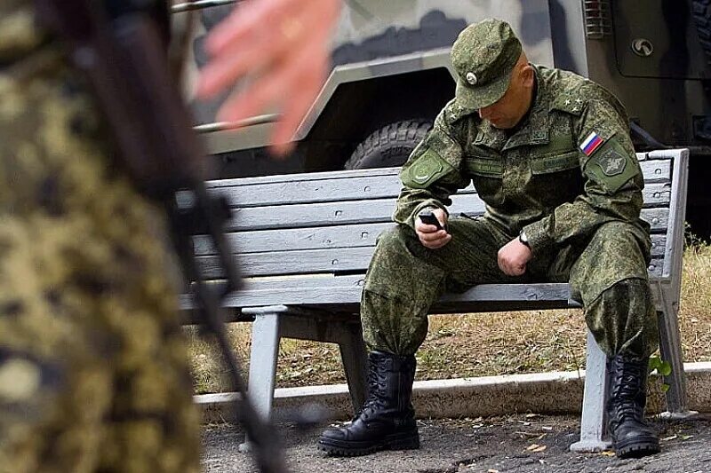 Военный ответ. Солдат сидит. Солдат с мобильником. Военный сидит. Грустный солдат.