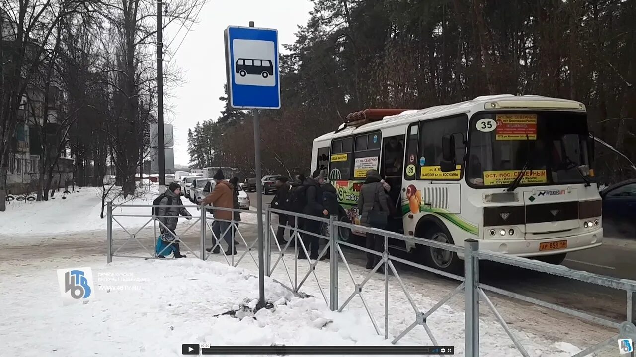 Аня ждет автобус на остановке. Автобус Жукова Курск. Куряне ждут автобус. ПАЗ маршрутка Курск.