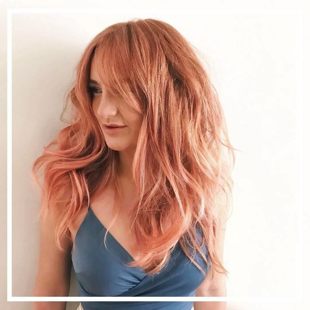 роуз голд волосы. рыже розовый цвет волос. персиковый цвет волос. рыже розовые волосы. роуз голд цвет волос.