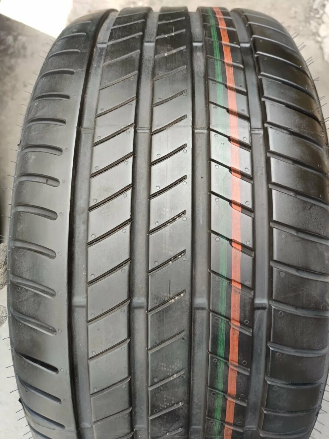 Шины с пробегом. Bridgestone 255/55r19 107w alenza 001 tl. Резина бриджстоун летняя аленза 001. Бриджстоун аленза 001 255/35. Шины bridgestone alenza 001.