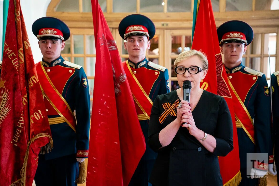 Перед знаменем