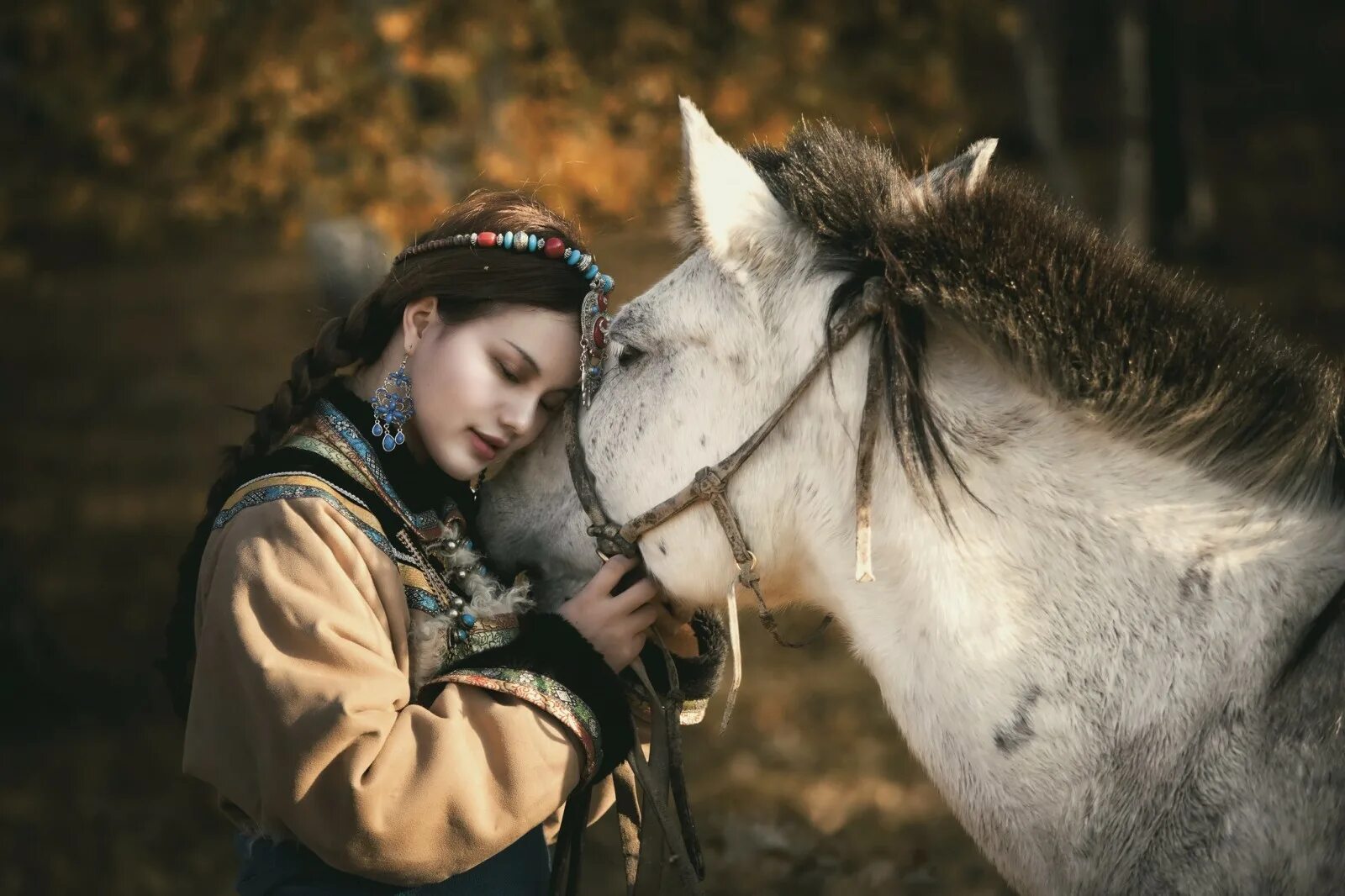 Обряд женщина в коне. Девочка на лошади. Девушка с лошадью. Казахская девушка на коне. Красивая женщина на лошади.