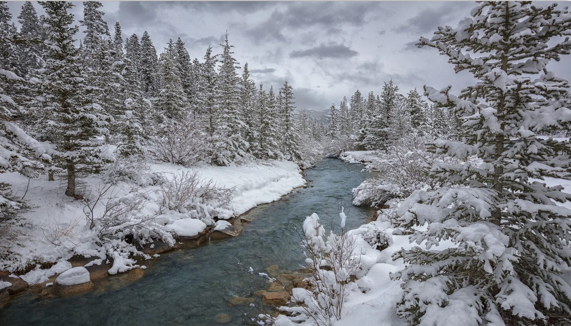 The country many rivers. Река Лойзах Германия зима. Зимняя река. Река зимой. Зимний лес с рекой.