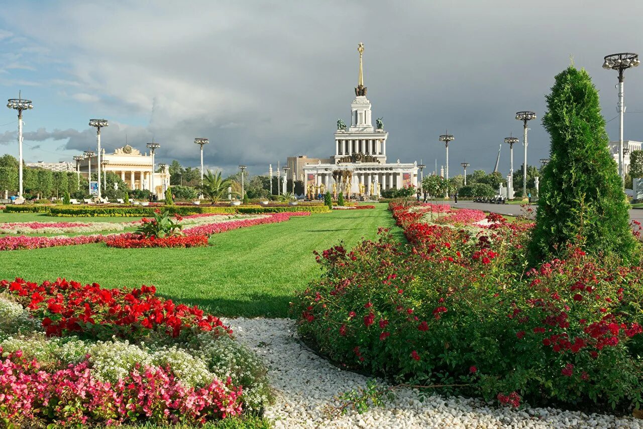 Парки москвы для прогулок сегодня. Царицыно парк Озеленение. Парк Зарядье. Скверы Москвы. Московский скверик.