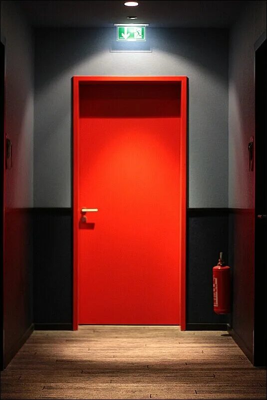 Красная дверь. Дверь с подсветкой. Красная дверь в комнате. Красная стена и черные двери. Как открыть красную дверь