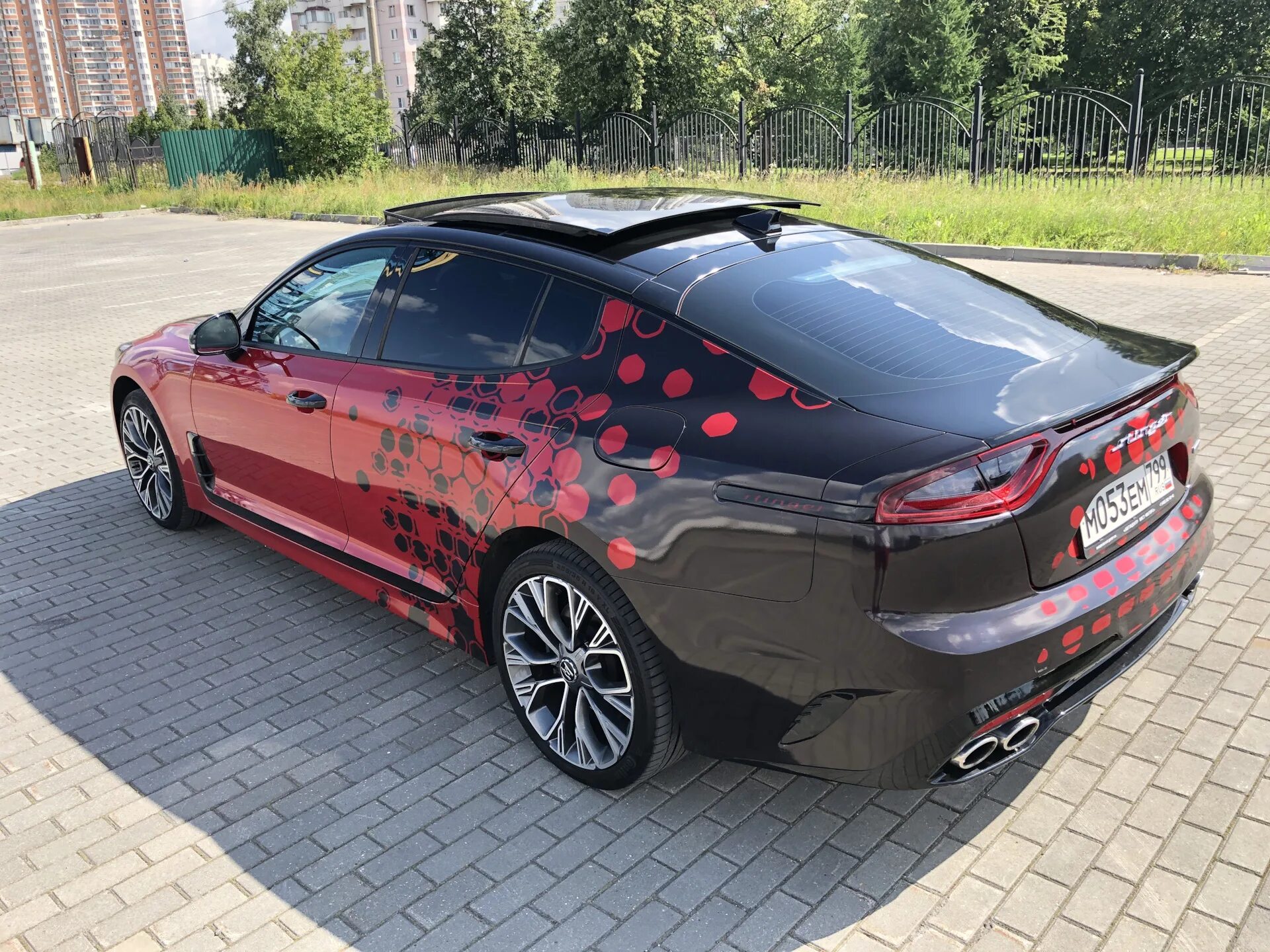 Можно ли обклеить машину. Киа Стингер винил. Киа Стингер хамелеон. Kia Stinger винил. Киа Стингер винилография.