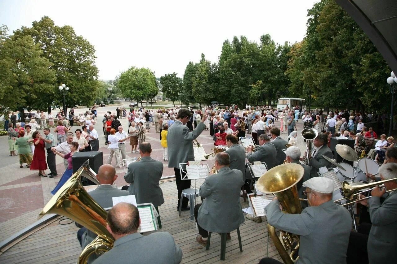 Старинный духовой оркестр. Оркестр в парке. Духовой оркестр. Оркестр на улице. Танцевальный вечер в парке.