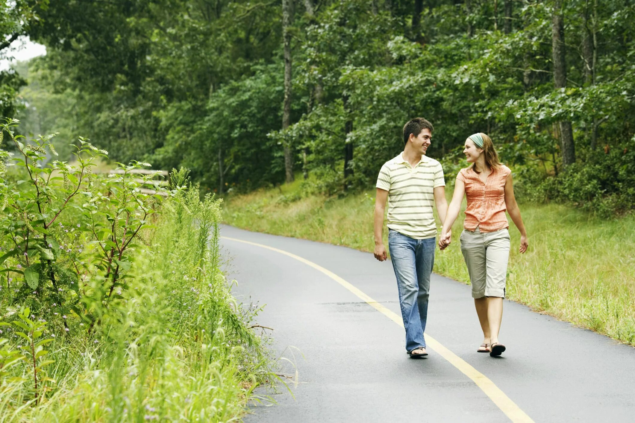 While i walk. Фото средней жизни. someone is walking. brisk, erect walk. walk with someone.