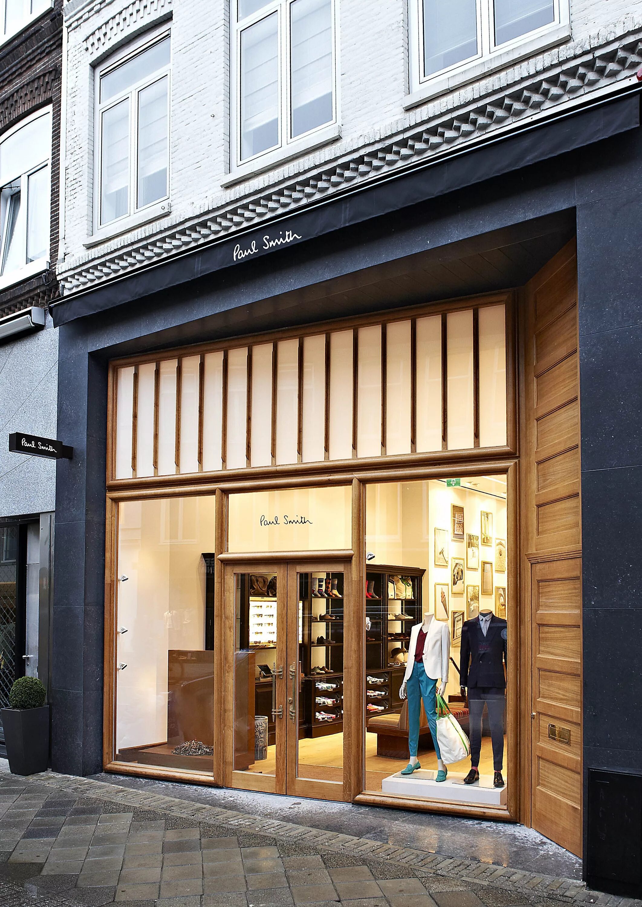 Late shops. Витрины Paul Smith. Фасад Street Retail Loft. Стильный фасад магазина. Фасад бутика.