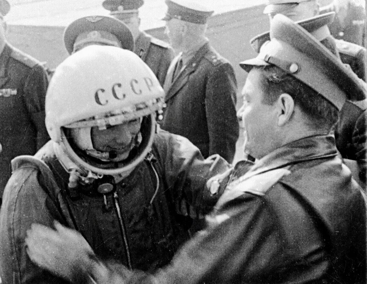 Первый космонавт перед гагариным. Гагарин первый полет в космос. Гагарин 12 апреля 1961.
