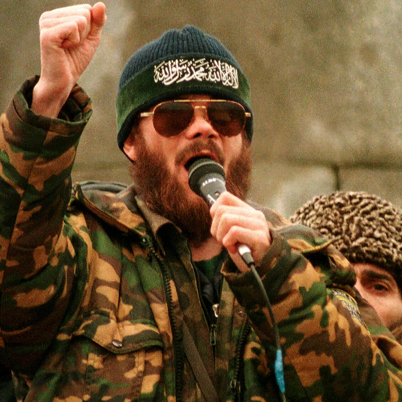 чеченский полевой командир радуев. террорист салман радуев. террорист салман радуев. салман бетырович радуев. чеченский полевой командир радуев.