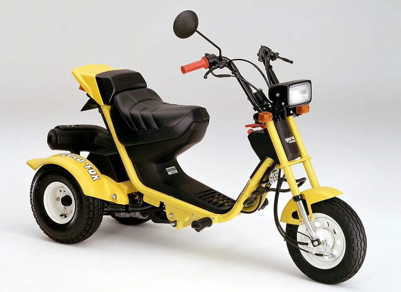 Honda 3х колесный скутер. Мопед Honda 3-х колесный. 3х колесный скутер Хонда. Honda скутер 50 кубов трехколесный. Fox 50
