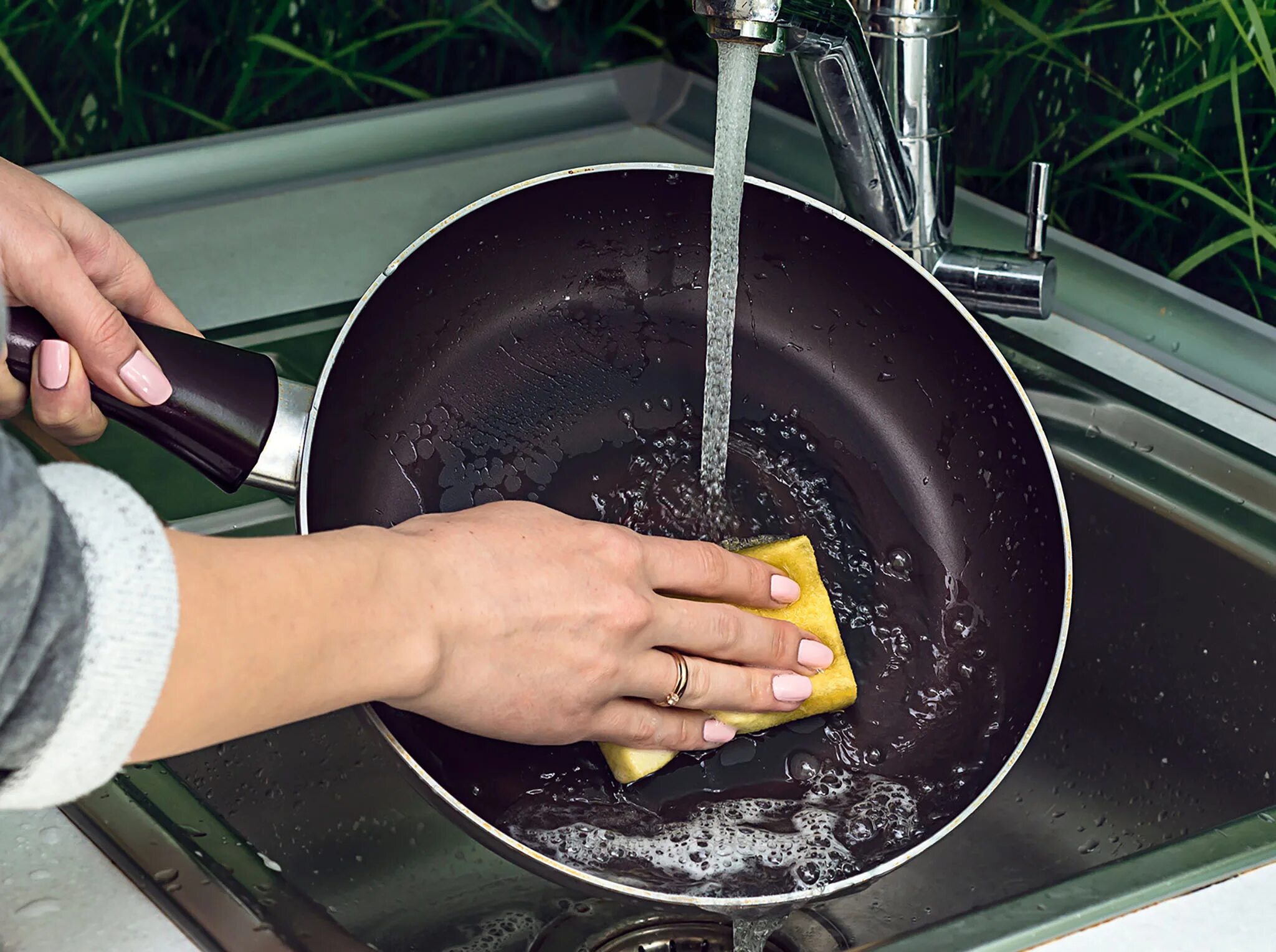 Алюминиевая сковорода с нагаром. Чугунная сковорода мытье. Мытье посуды на кухне. Грязная сковорода. Протирает сковороду.